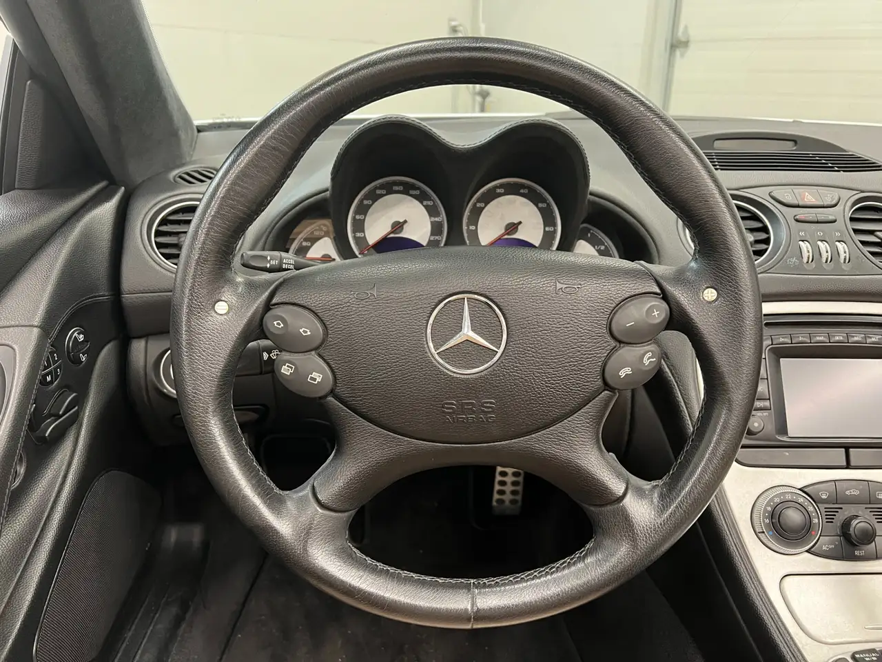 Mercedes-Benz SL снимка Mercedes-Benz SL