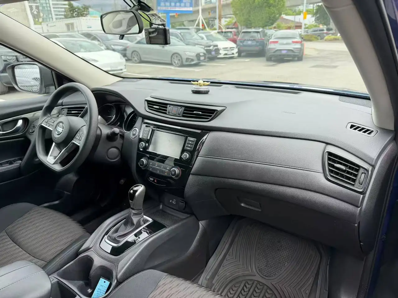 Nissan Rogue снимка Nissan Rogue