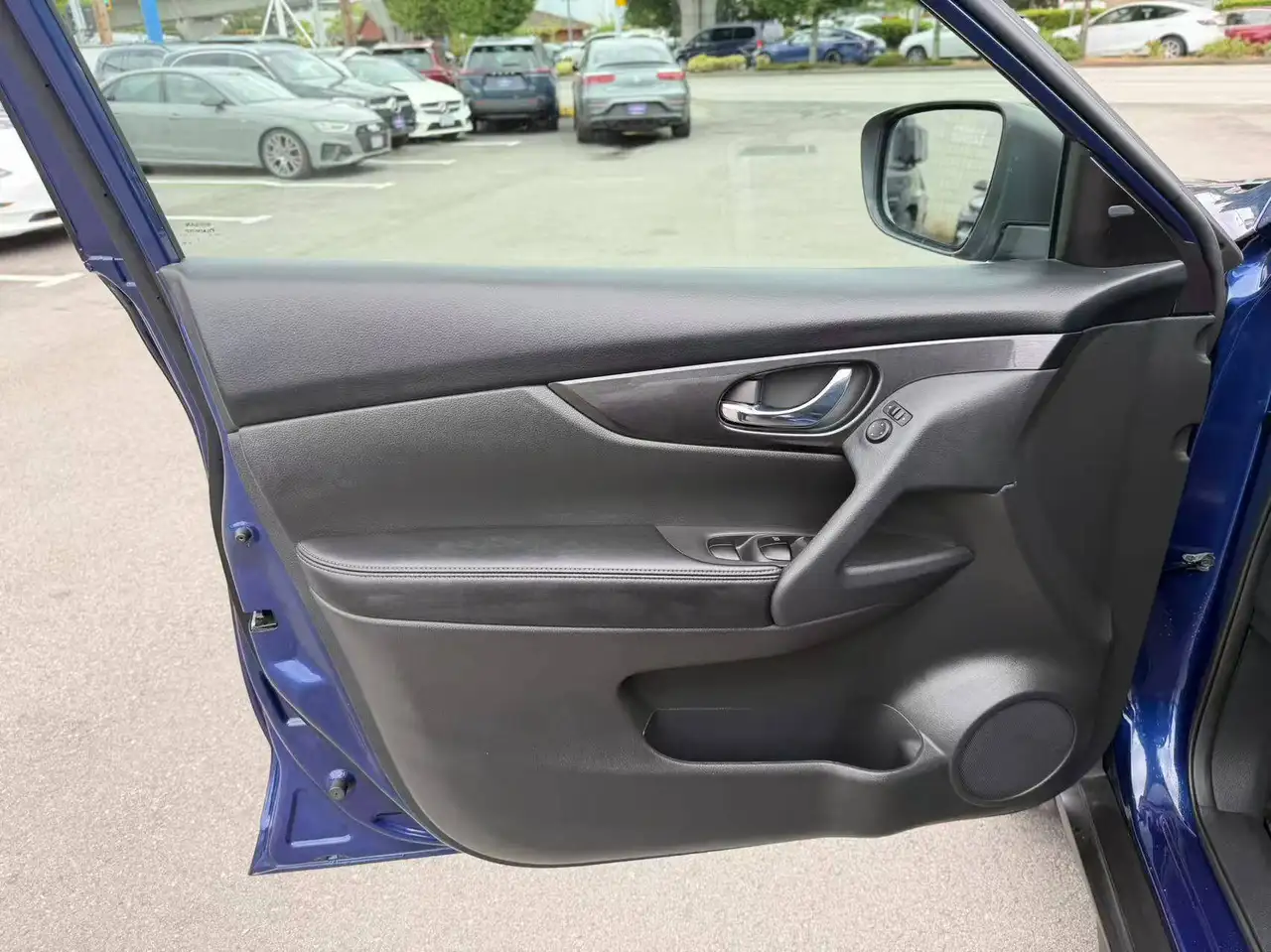 Nissan Rogue снимка Nissan Rogue