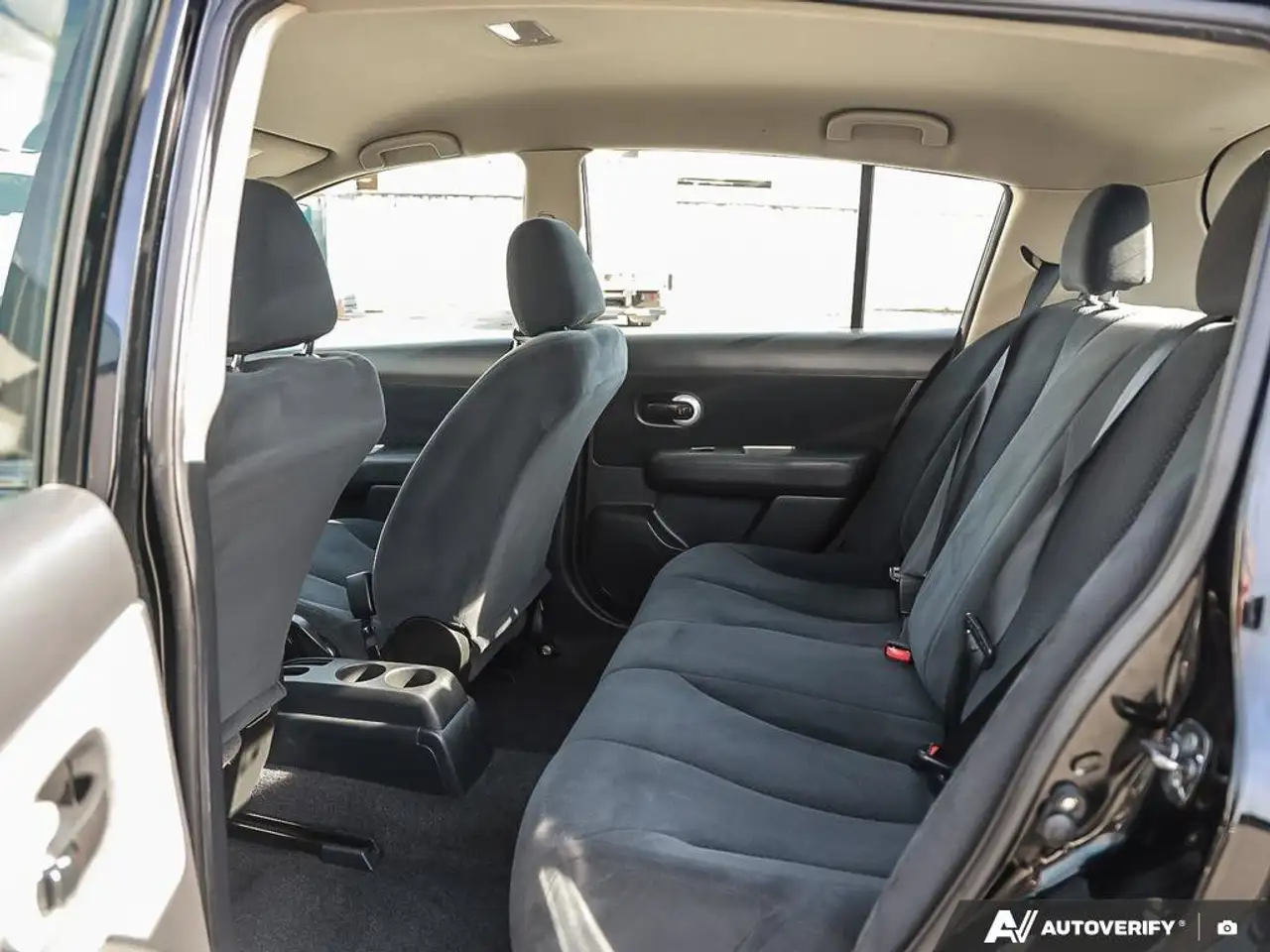 Nissan Versa снимка Nissan Versa