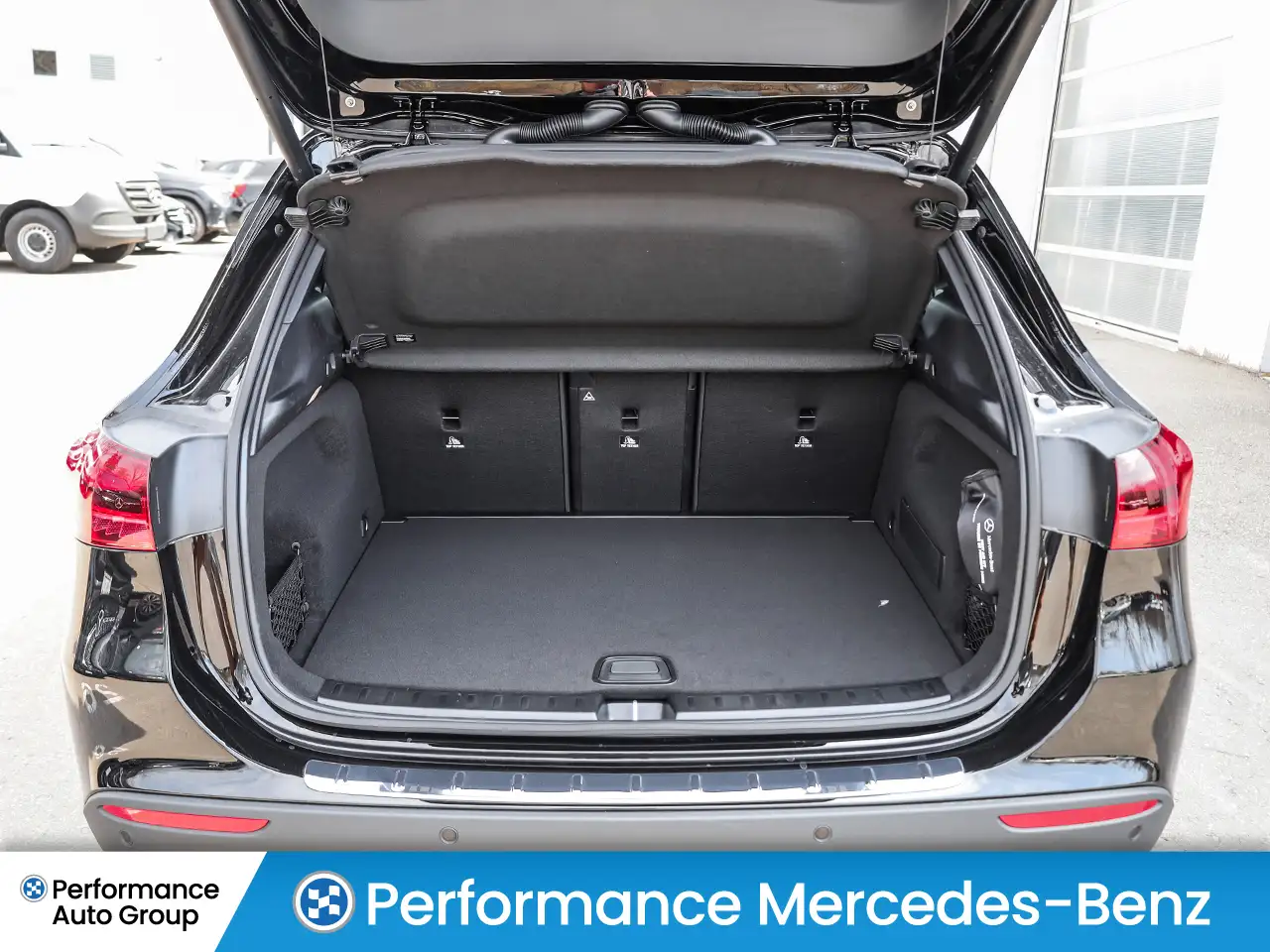 Mercedes-Benz GLA снимка Mercedes-Benz GLA