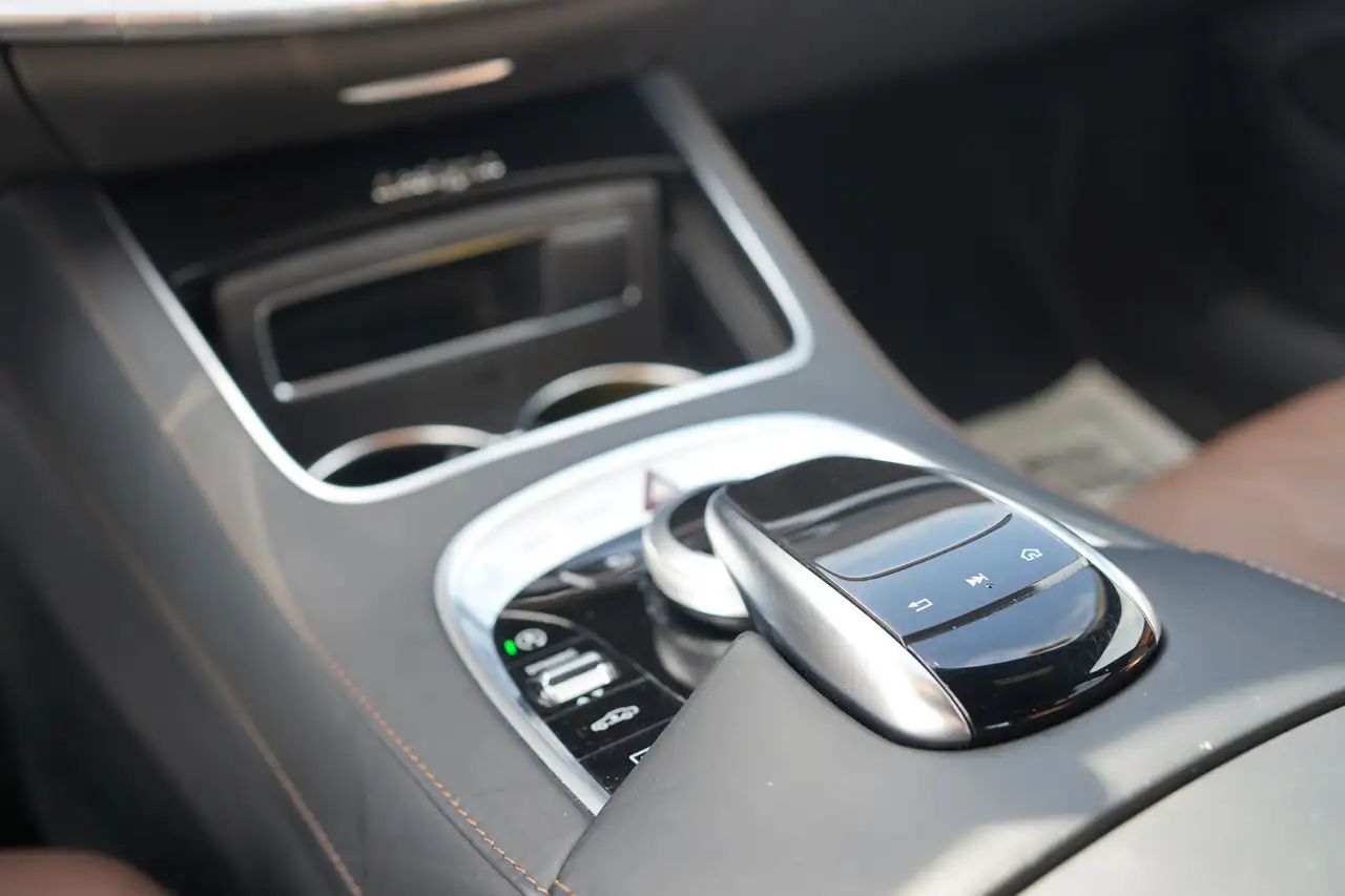 Mercedes-Benz S-Class снимка Mercedes-Benz S-Class