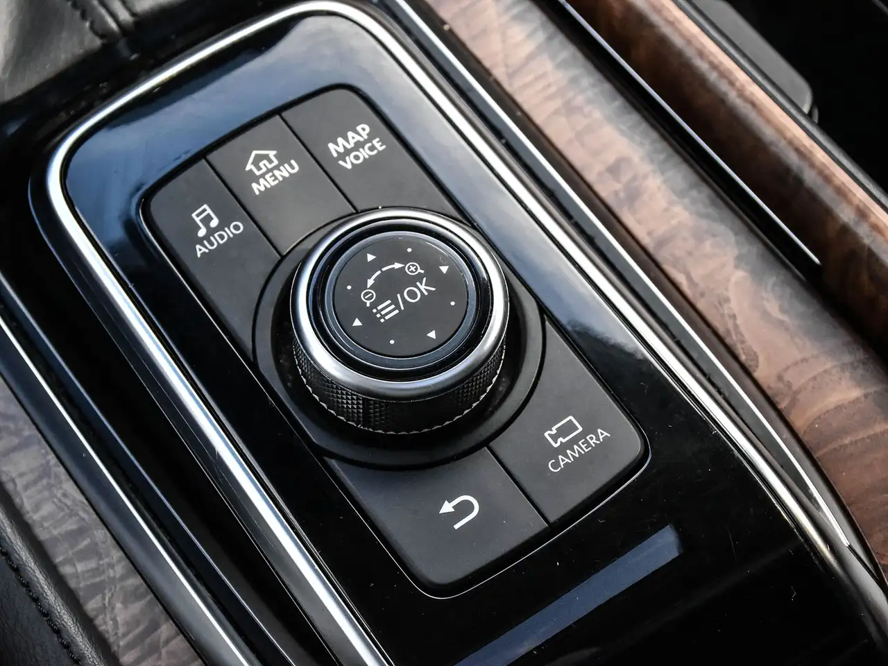 Nissan Armada снимка Nissan Armada