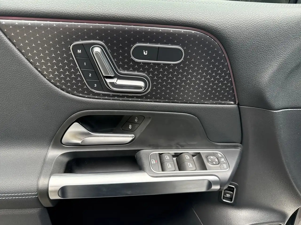 Mercedes-Benz EQB снимка Mercedes-Benz EQB