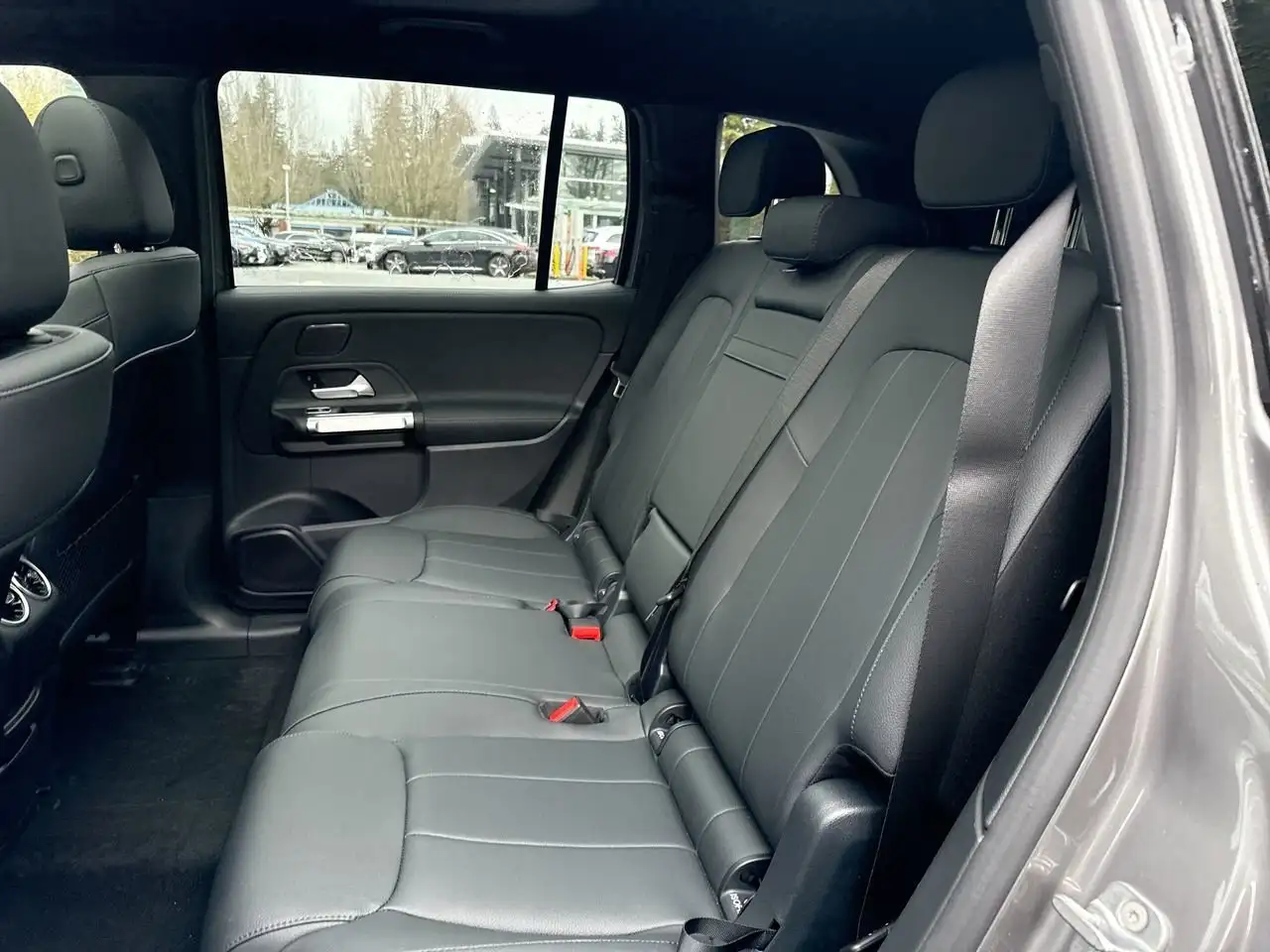 Mercedes-Benz EQB снимка Mercedes-Benz EQB