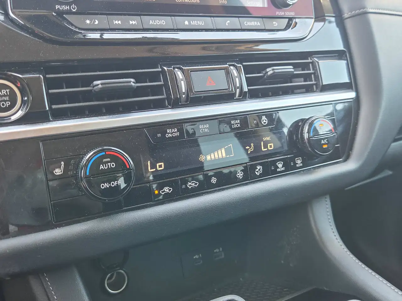 Nissan Pathfinder снимка Nissan Pathfinder