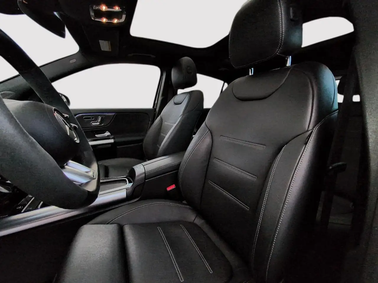 Mercedes-Benz GLA снимка Mercedes-Benz GLA