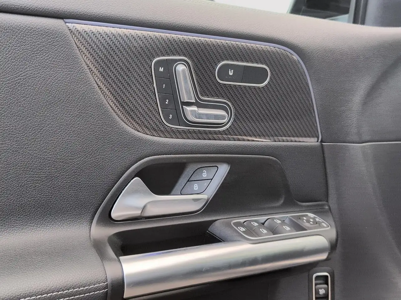 Mercedes-Benz GLA снимка Mercedes-Benz GLA