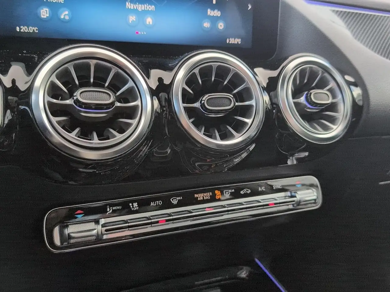 Mercedes-Benz GLA снимка Mercedes-Benz GLA
