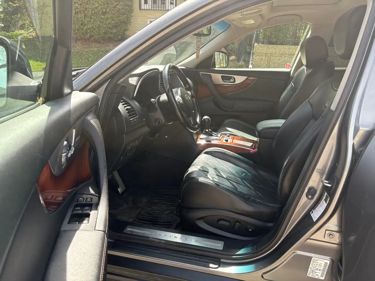 Infiniti QX70 photo Infiniti QX70
