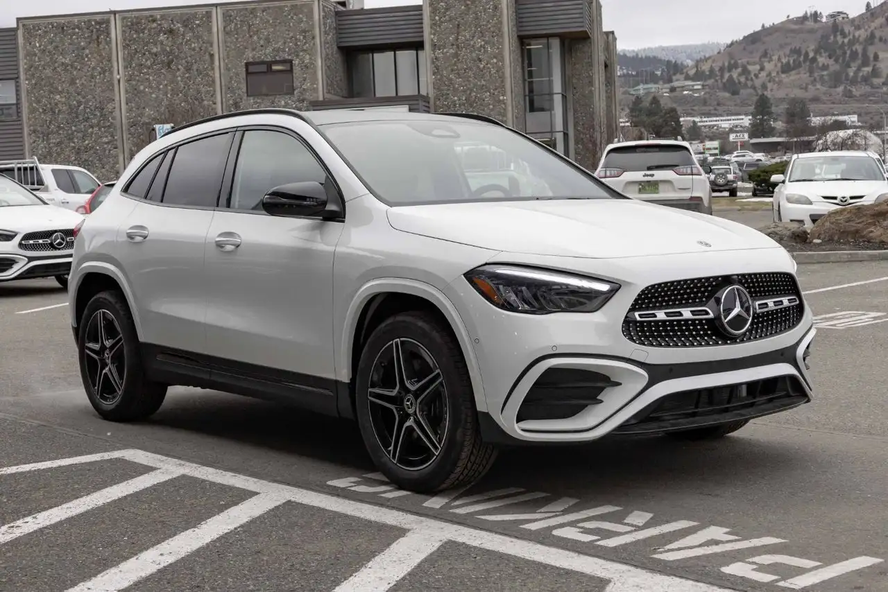 Mercedes-Benz GLA снимка Mercedes-Benz GLA