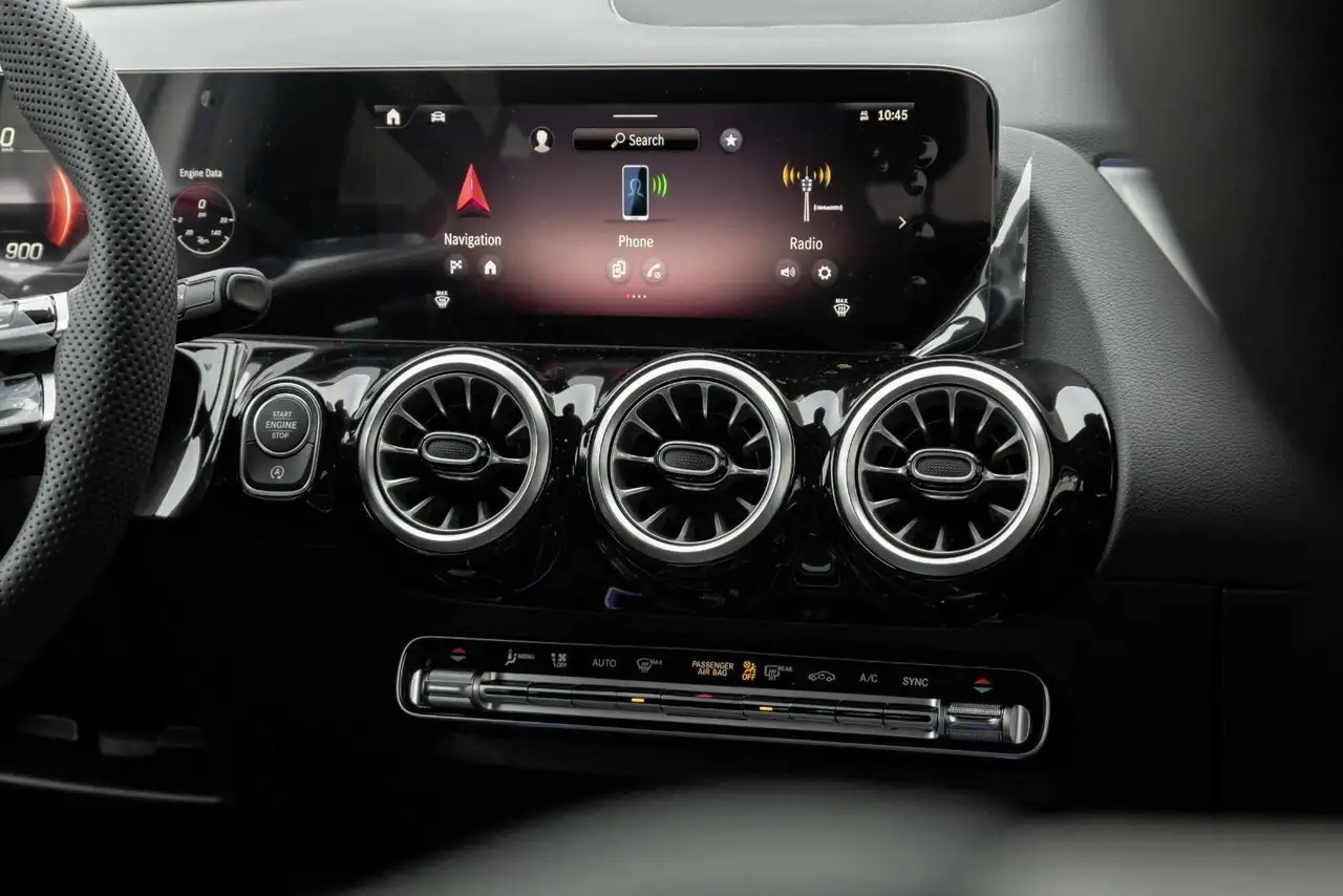 Mercedes-Benz GLA снимка Mercedes-Benz GLA