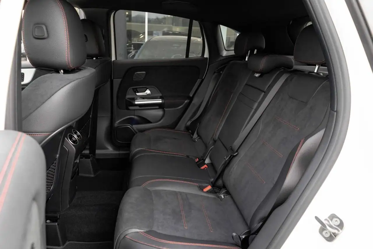 Mercedes-Benz GLA снимка Mercedes-Benz GLA