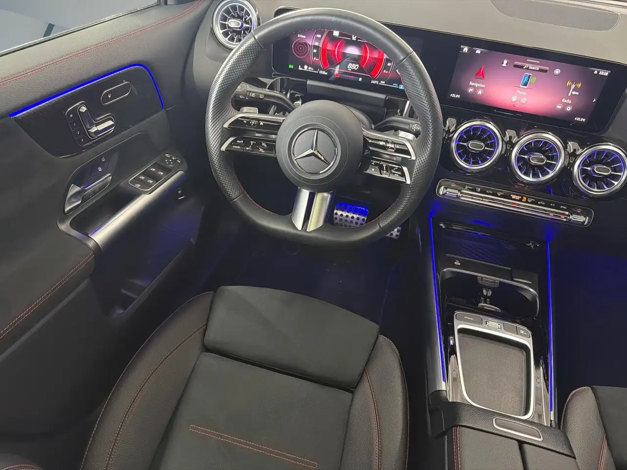 Mercedes-Benz GLA снимка Mercedes-Benz GLA