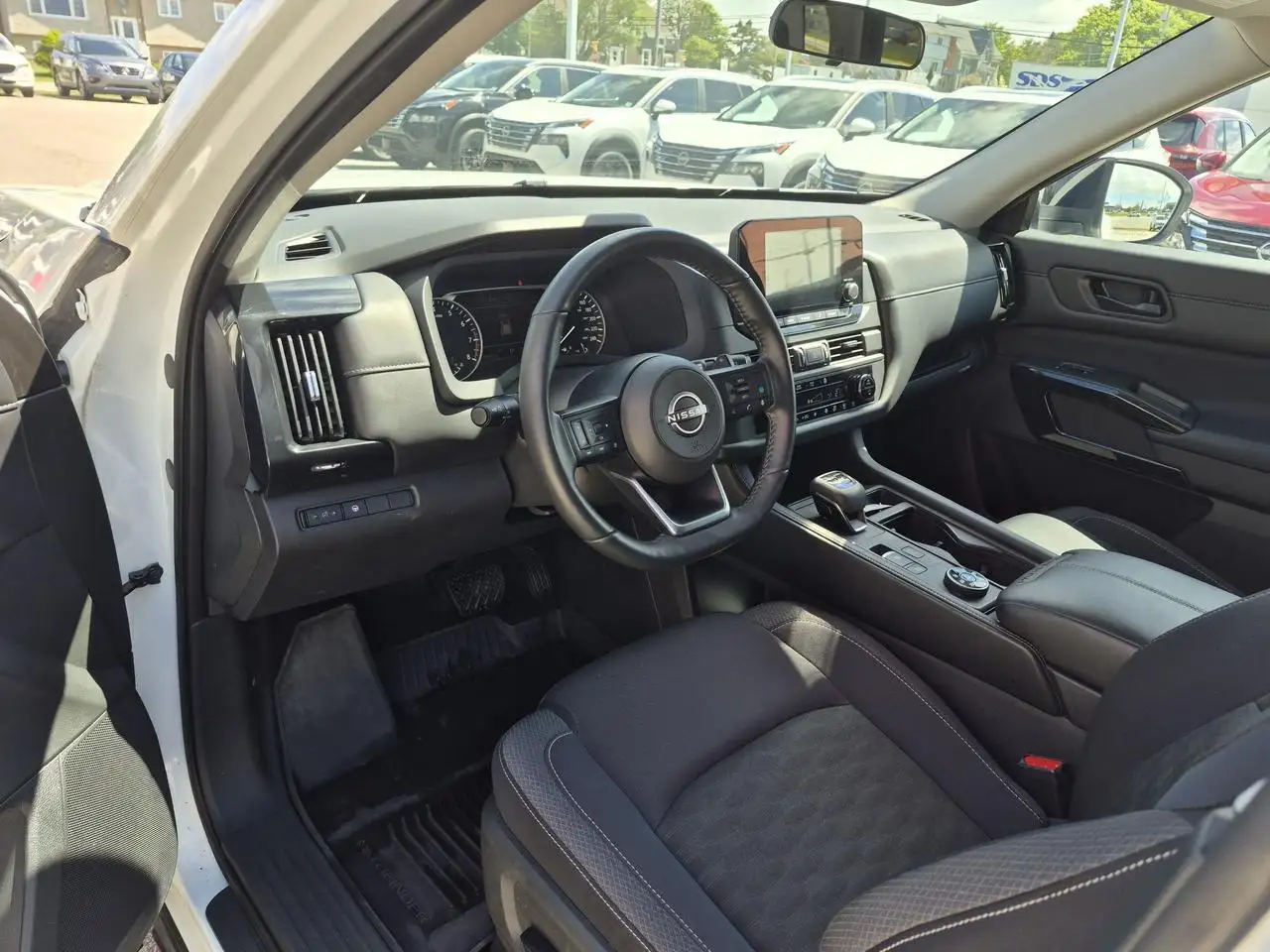 Nissan Pathfinder снимка Nissan Pathfinder