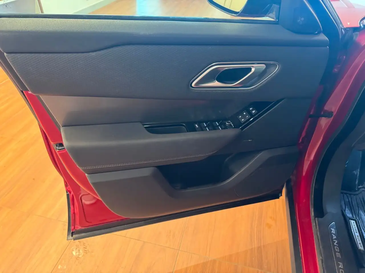 Land Rover Range Rover Velar photo Land Rover Range Rover Velar