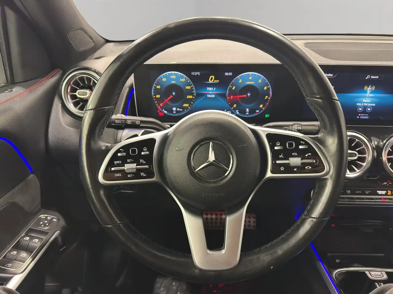 Mercedes-Benz GLB photo Mercedes-Benz GLB