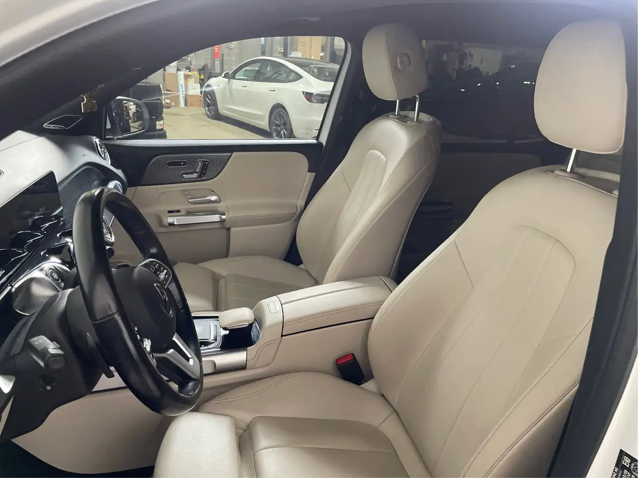 Mercedes-Benz GLB снимка Mercedes-Benz GLB