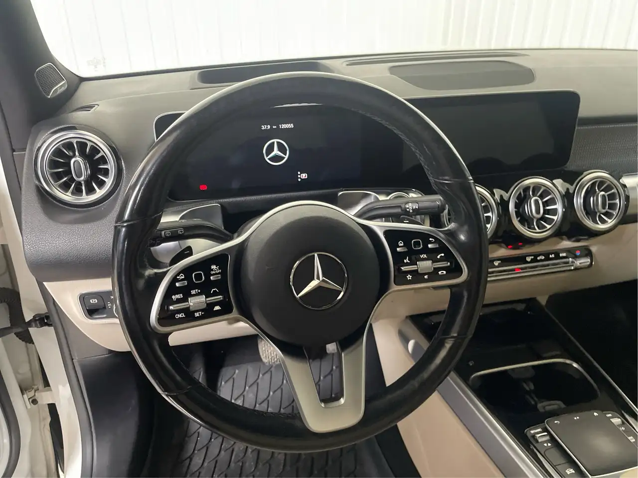 Mercedes-Benz GLB снимка Mercedes-Benz GLB