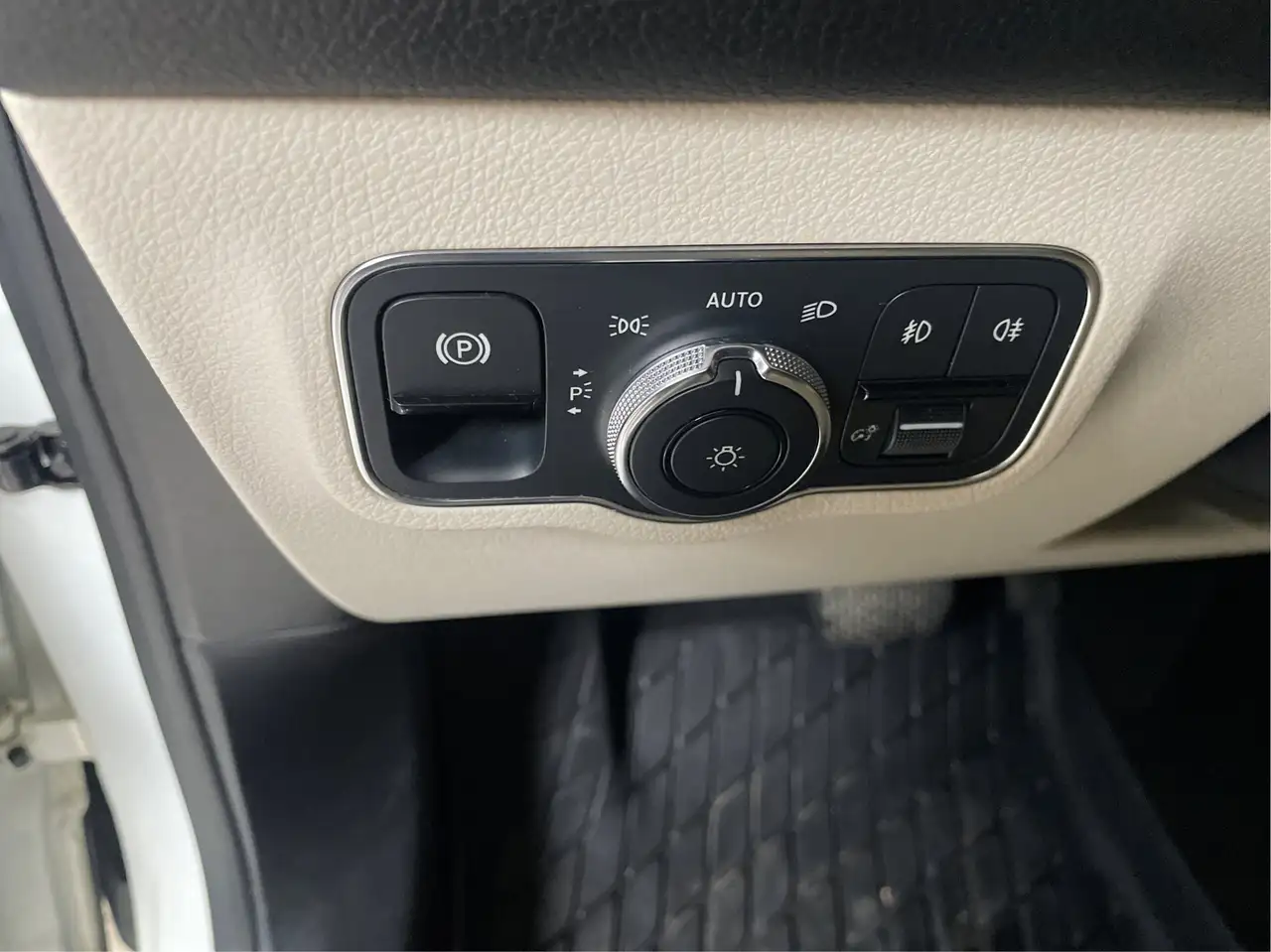 Mercedes-Benz GLB снимка Mercedes-Benz GLB