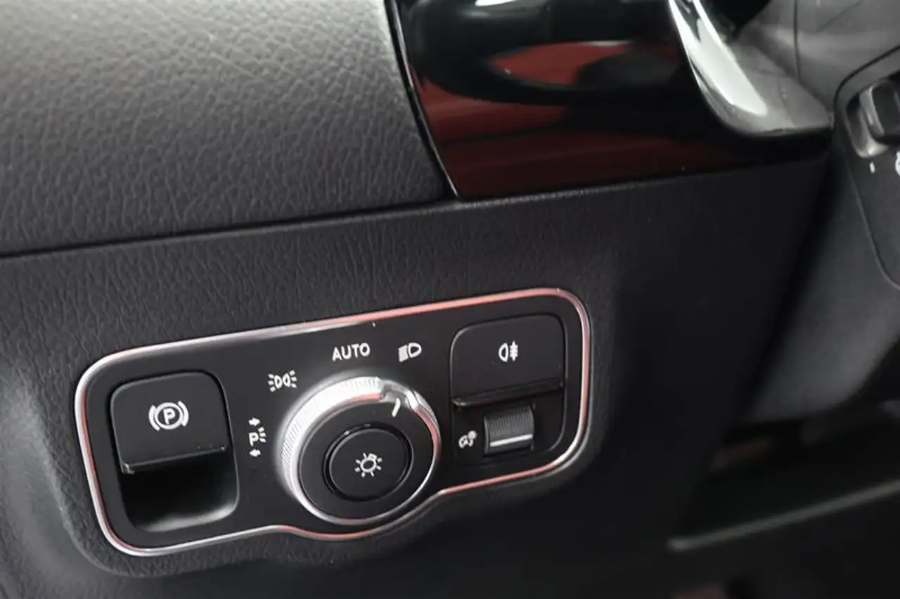 Mercedes-Benz GLA снимка Mercedes-Benz GLA