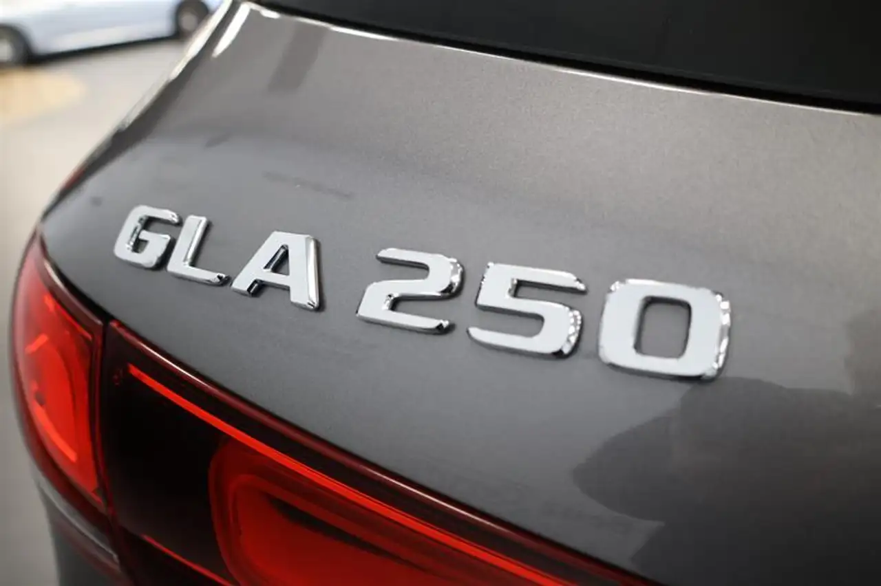 Mercedes-Benz GLA снимка Mercedes-Benz GLA