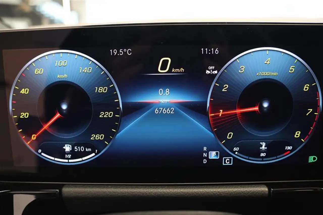 Mercedes-Benz GLA снимка Mercedes-Benz GLA