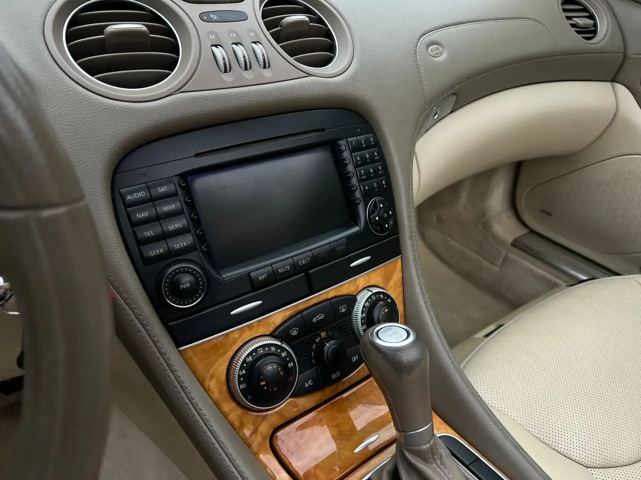 Mercedes-Benz SL снимка Mercedes-Benz SL