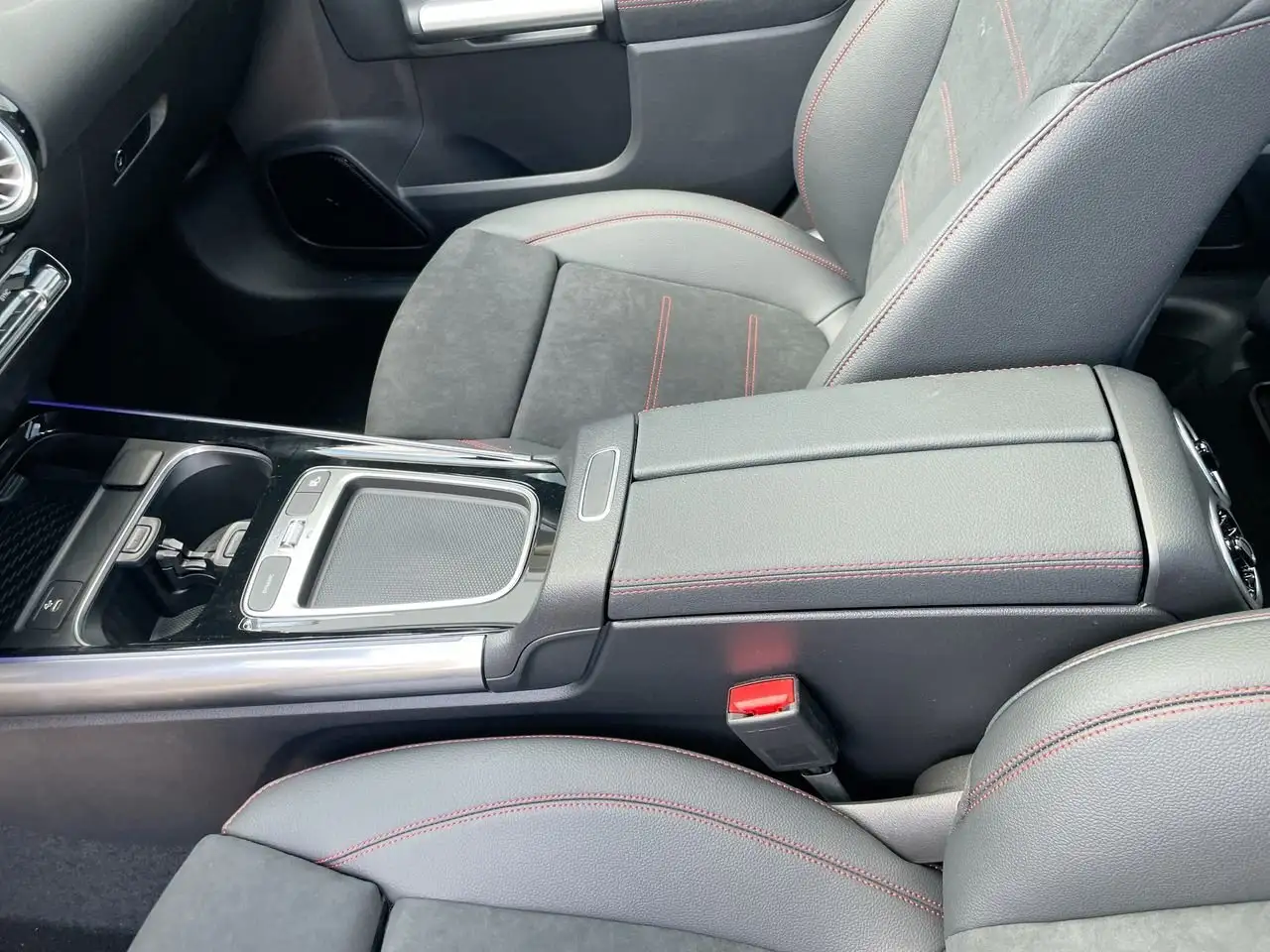 Mercedes-Benz GLA снимка Mercedes-Benz GLA