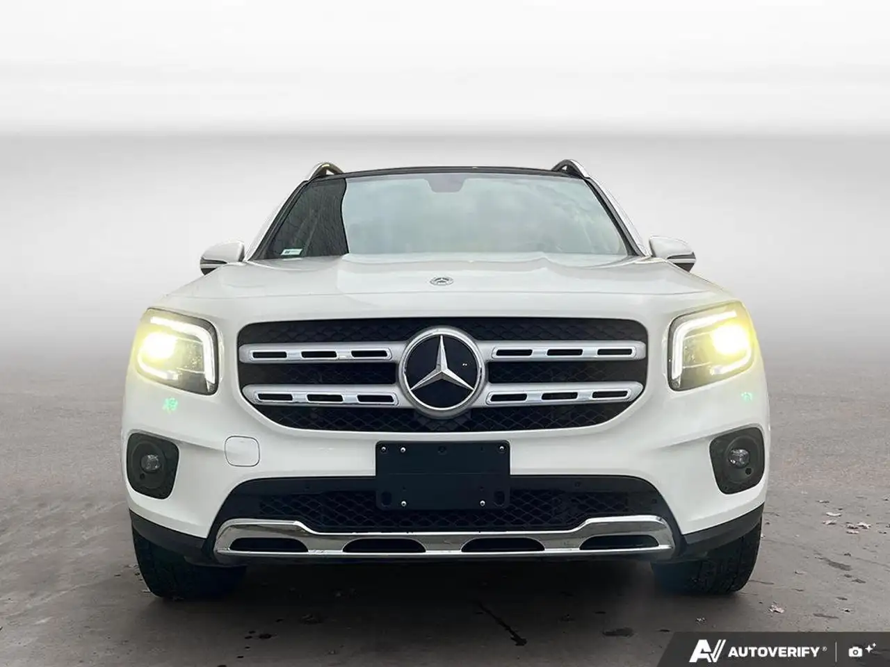 Mercedes-Benz GLB снимка Mercedes-Benz GLB