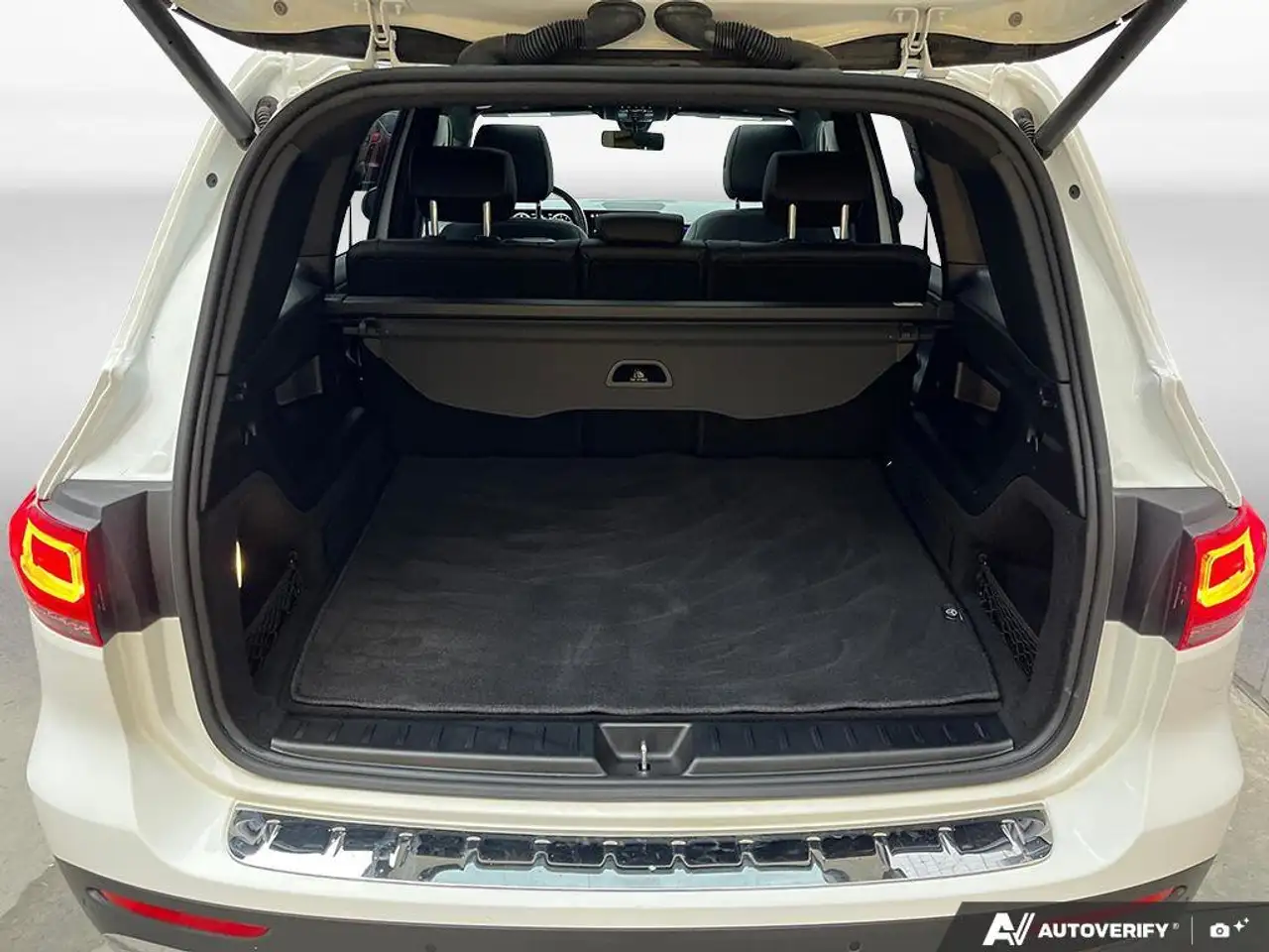 Mercedes-Benz GLB снимка Mercedes-Benz GLB