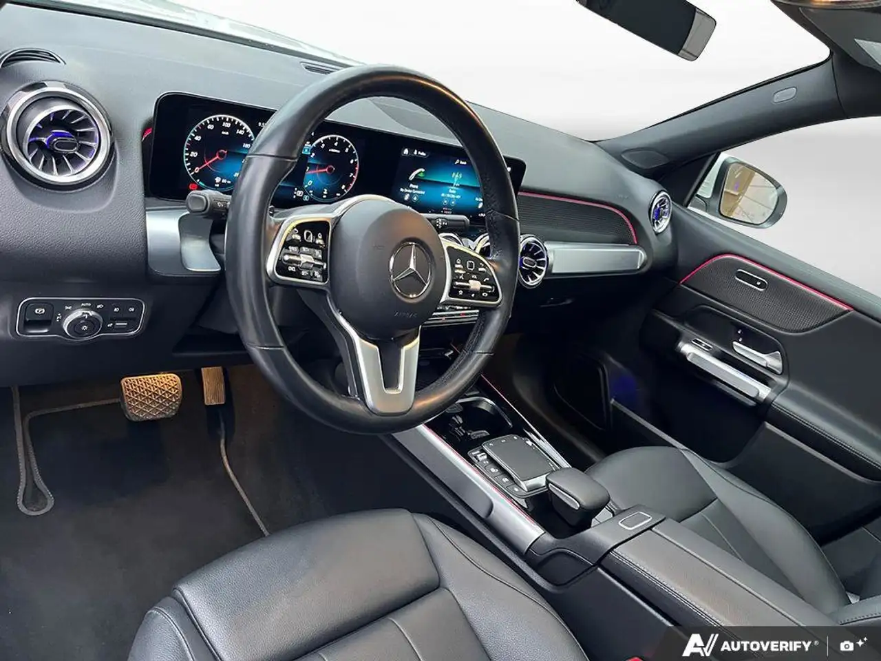 Mercedes-Benz GLB снимка Mercedes-Benz GLB