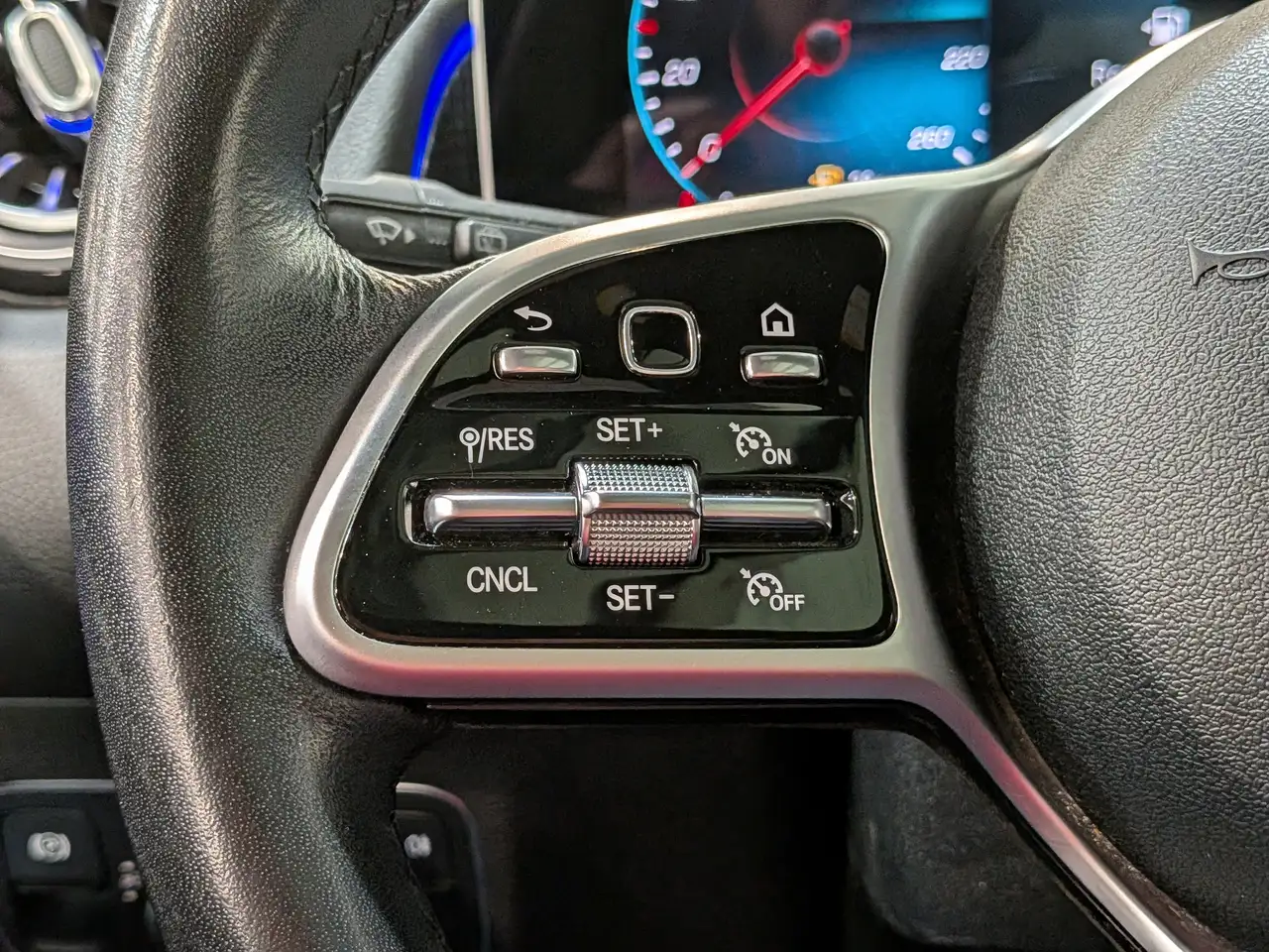 Mercedes-Benz GLB снимка Mercedes-Benz GLB