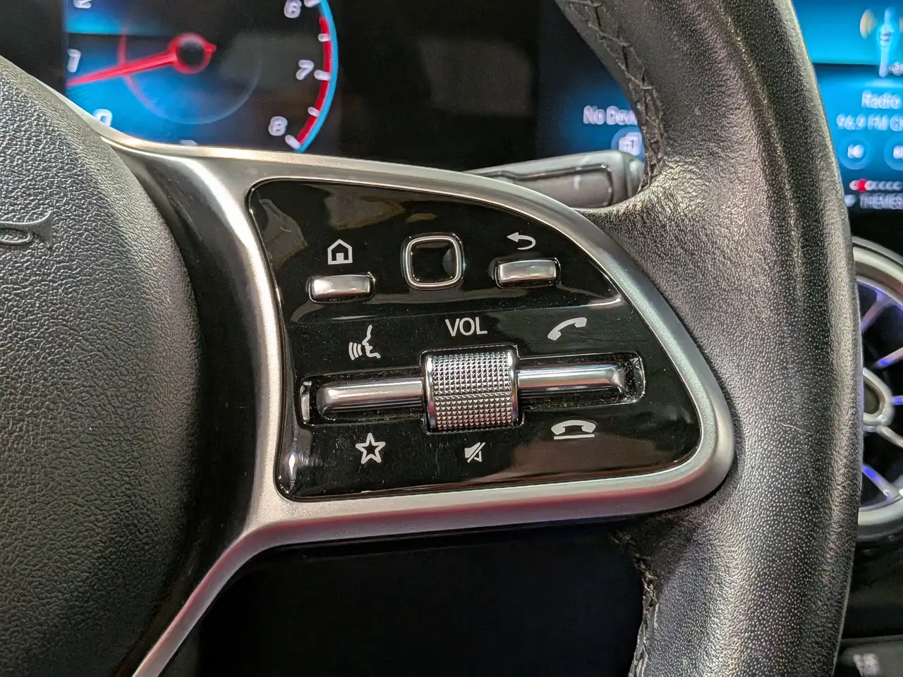 Mercedes-Benz GLB снимка Mercedes-Benz GLB
