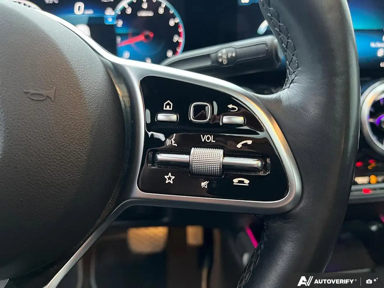 Mercedes-Benz GLB снимка Mercedes-Benz GLB