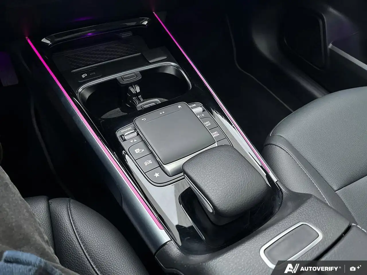 Mercedes-Benz GLB снимка Mercedes-Benz GLB
