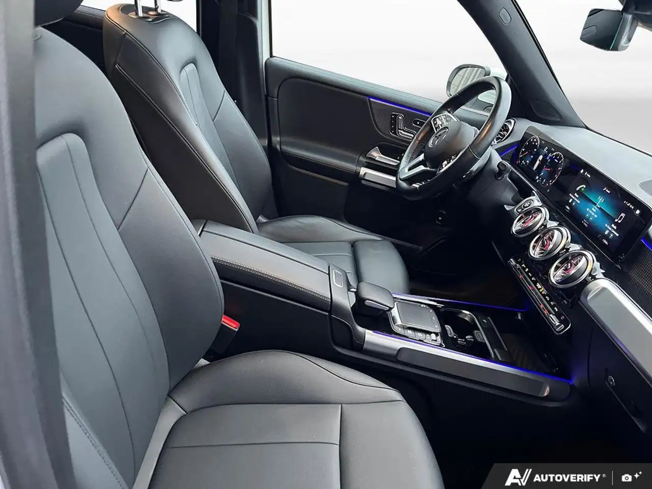 Mercedes-Benz GLB снимка Mercedes-Benz GLB