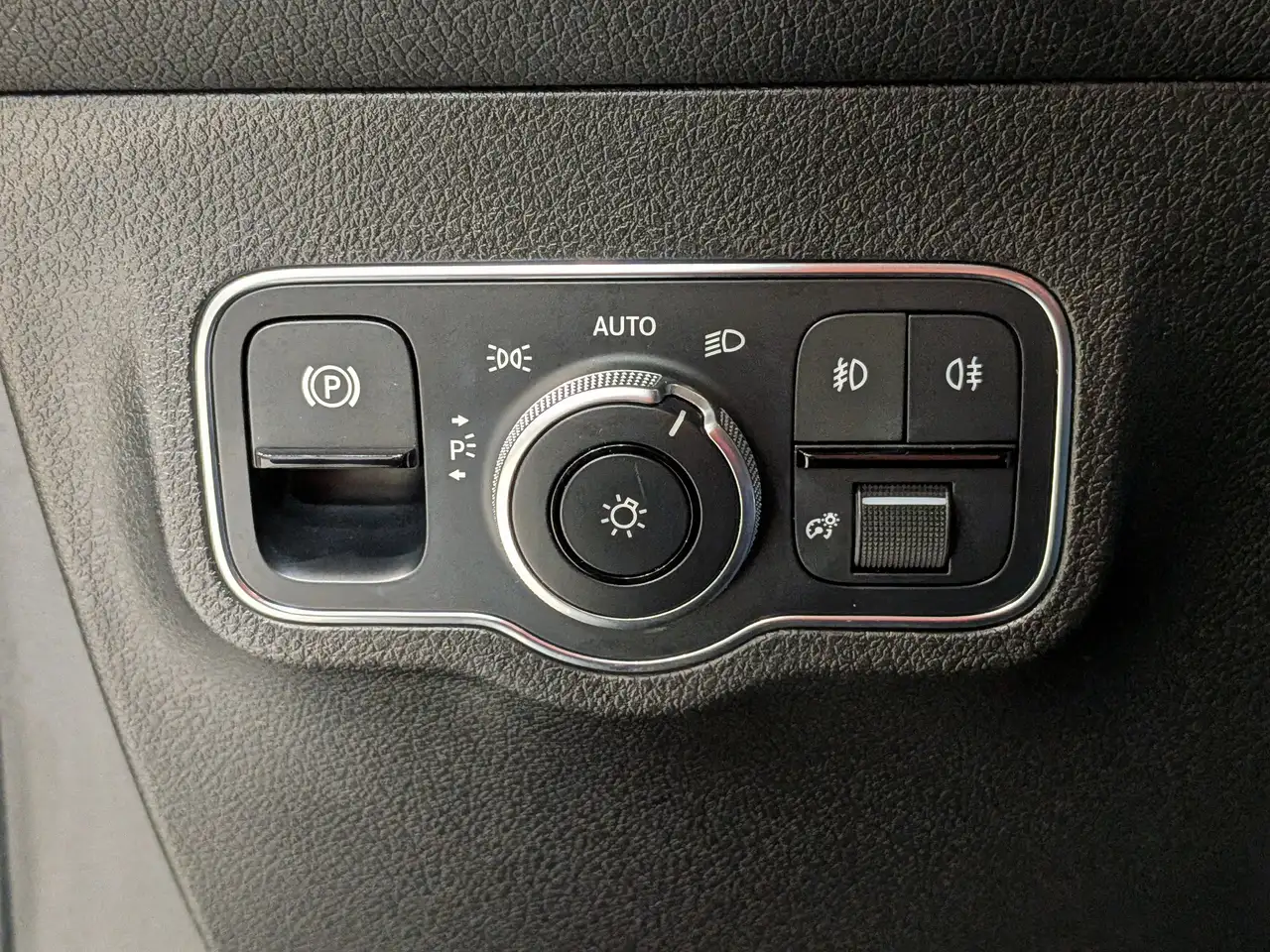Mercedes-Benz GLB снимка Mercedes-Benz GLB