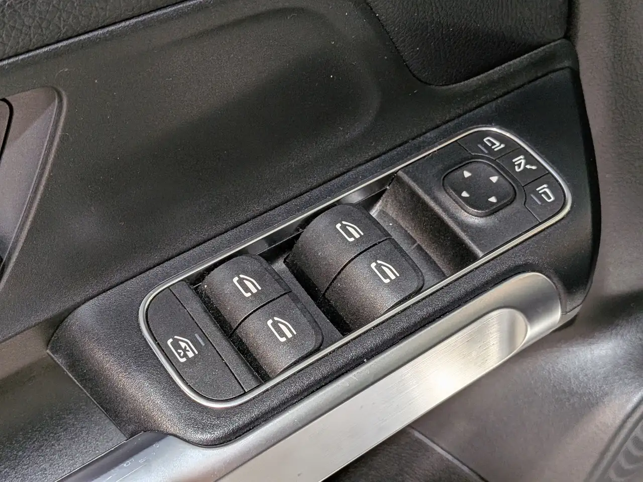 Mercedes-Benz GLB снимка Mercedes-Benz GLB