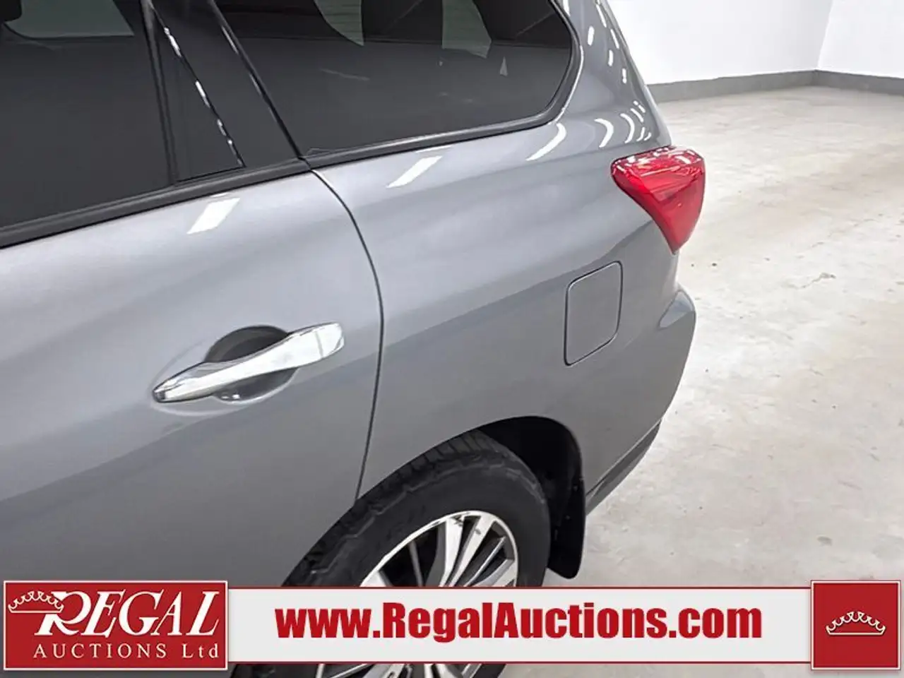 Nissan Pathfinder снимка Nissan Pathfinder