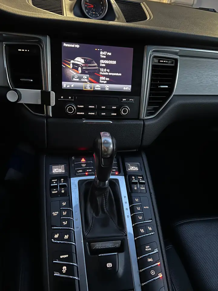 Porsche Macan photo Porsche Macan