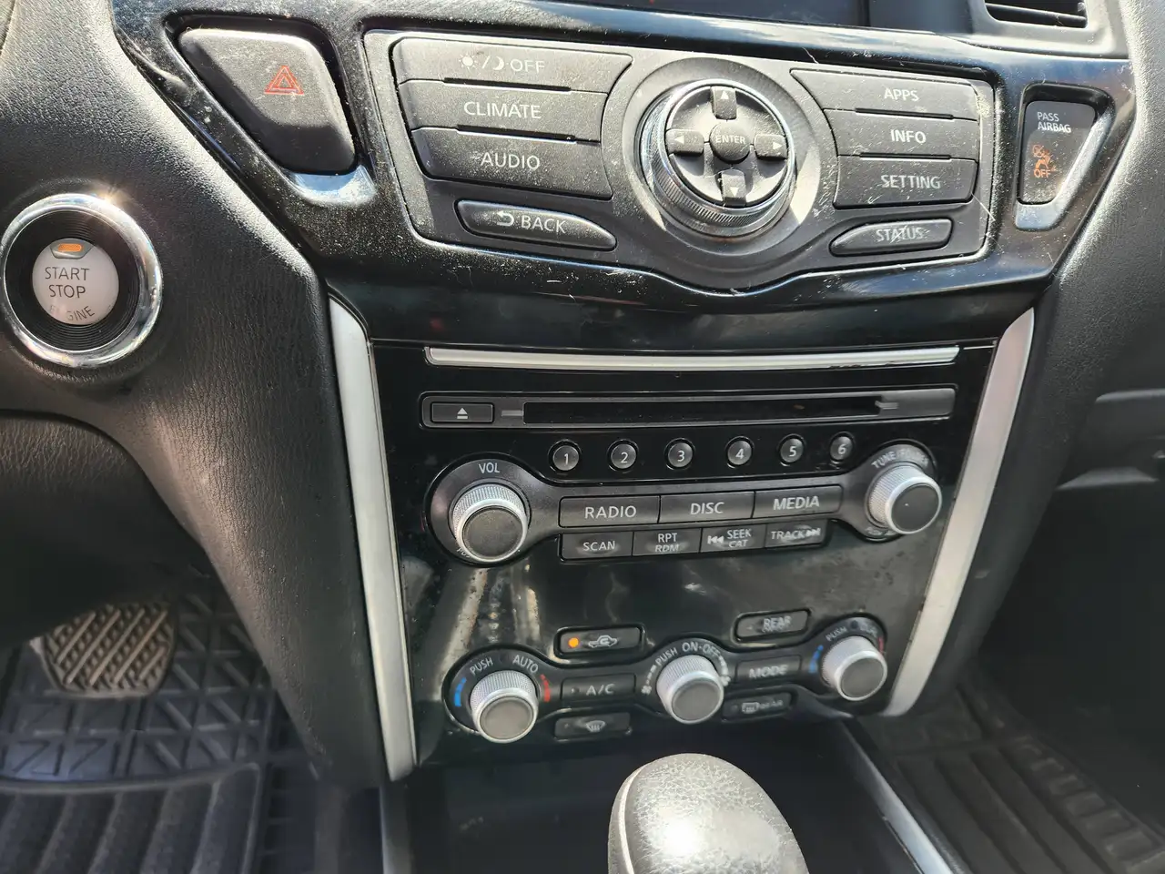 Nissan Pathfinder photo Nissan Pathfinder