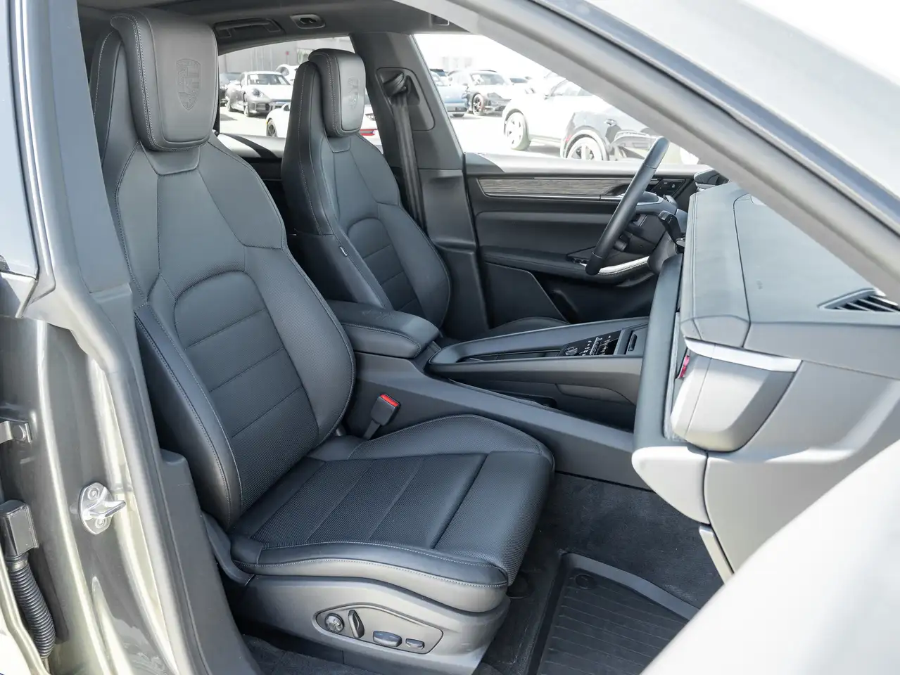 Porsche Macan photo Porsche Macan
