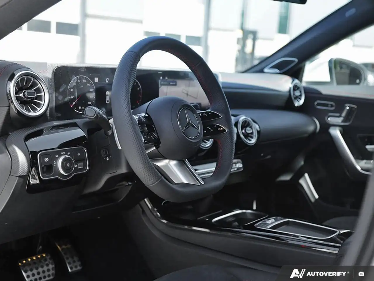 Mercedes-Benz CLA снимка Mercedes-Benz CLA