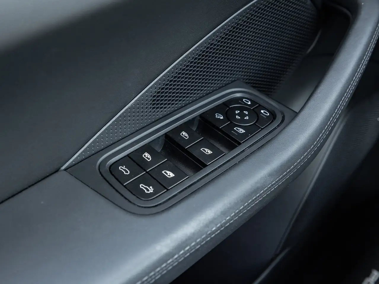 Porsche Macan photo Porsche Macan
