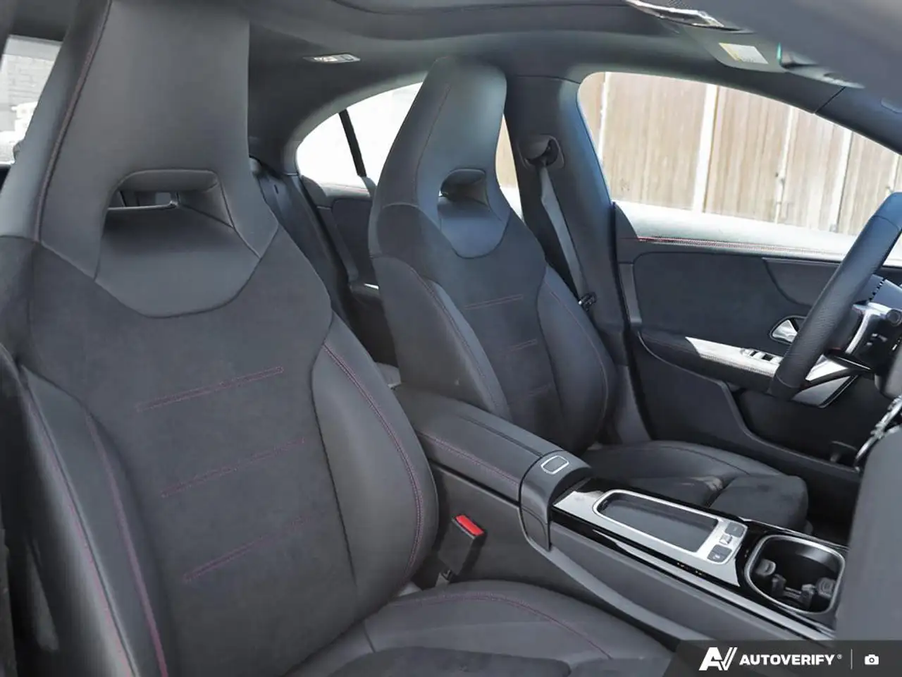 Mercedes-Benz CLA снимка Mercedes-Benz CLA