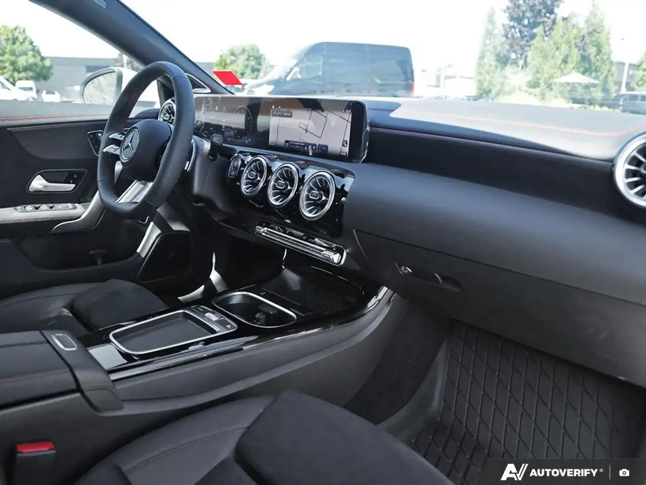 Mercedes-Benz CLA снимка Mercedes-Benz CLA