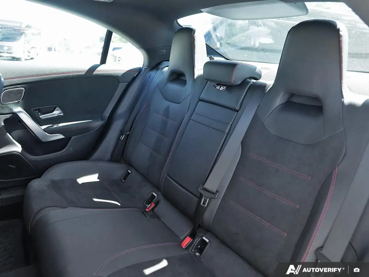 Mercedes-Benz CLA снимка Mercedes-Benz CLA