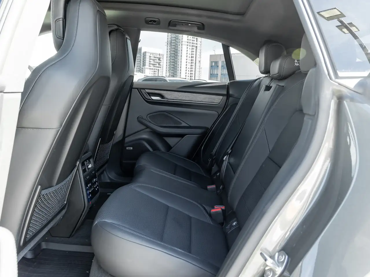Porsche Macan photo Porsche Macan