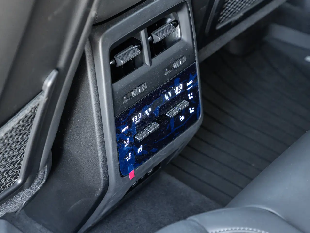 Porsche Macan photo Porsche Macan